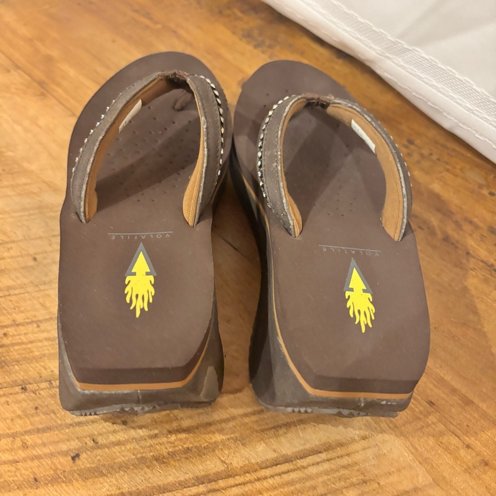 Volatile Brown with Rhinestone Embellishments Women's Sandals/Flip Flops Size 6 - Picture 3 of 8